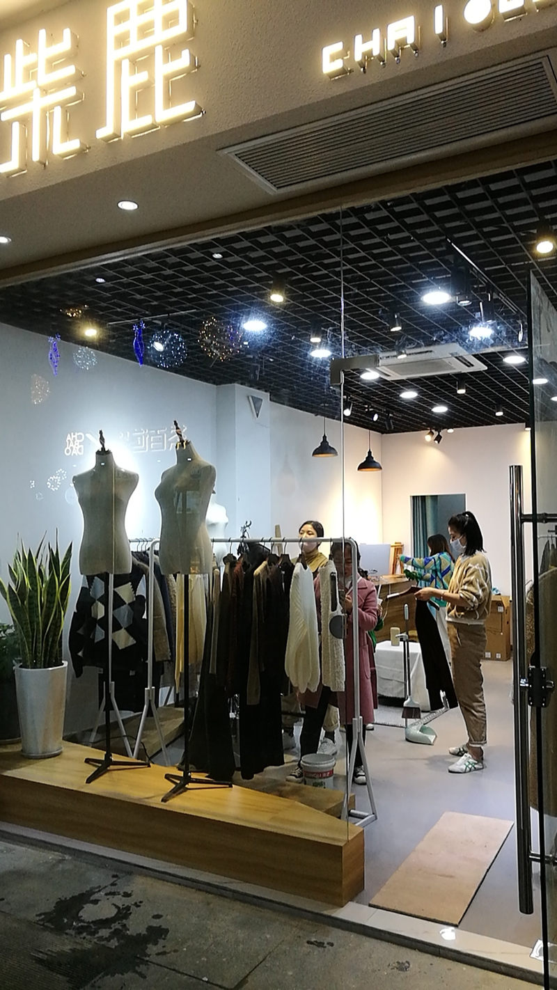 紫鹿服裝店入口裝修效果圖